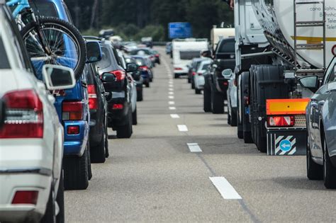 Stau Auf Der Autobahn Wie Verhalte Ich Mich Richtig