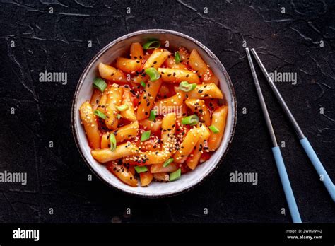 Tteokbokki Oder Topokki Koreanisches Street Food W Rzige Reiskuchen