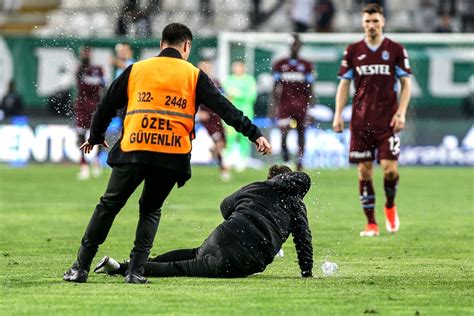 Yol Ge En Han Konyaspor Trabzonspor Ma Nda Bir Taraftar Sahaya Girdi