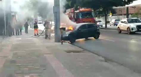 Carro Bate Em Poste E Pega Fogo Na Regi O Centro Sul De Bh V Deo