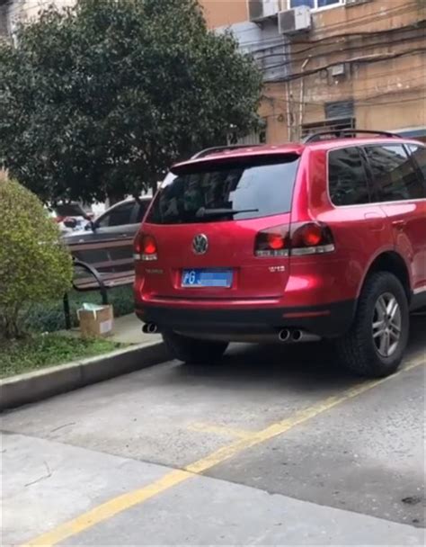 滬g牌大眾途銳，全車「瑪瑙紅」，因一個尾標，這車大陸僅32台 每日頭條