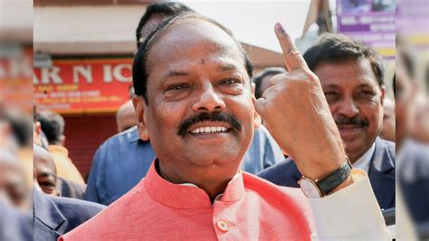 Jharkhand Cm Raghubar Das Trails To Bjp Rebel Sarayu Rai In Jamshedpur