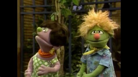 Shalom Sesame רחוב סומסום Sesame Street It Sure is Hot Hace Calor Hebrew English The