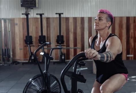 Mulher Musculosa Exercitando Na Bicicleta De Ar Treinamento De