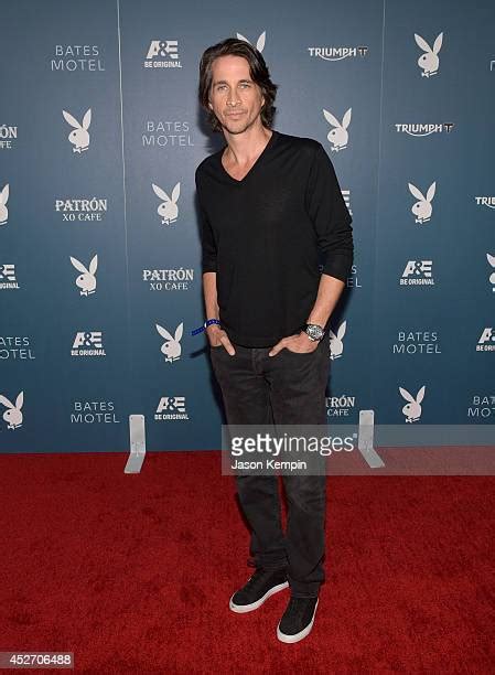 Michael Easton Actor Photos And Premium High Res Pictures Getty Images