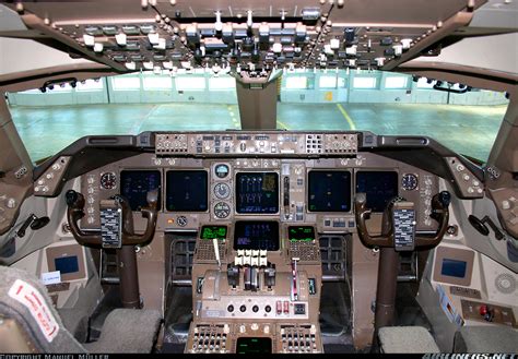 Boeing 747 Cockpit View - The Five Coolest Buttons In A 747 Cockpit ...