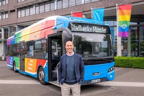 Münster Elektrischer Pride Bus fährt für Toleranz ÖPNV Unternehmen