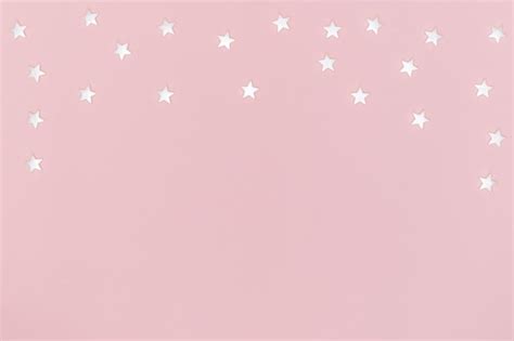 Estrellas Blancas Sobre Superficie Rosa Foto Premium