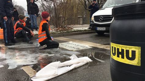 Klima Aktion in München scheitert weil der Kleber wegen des Wetters