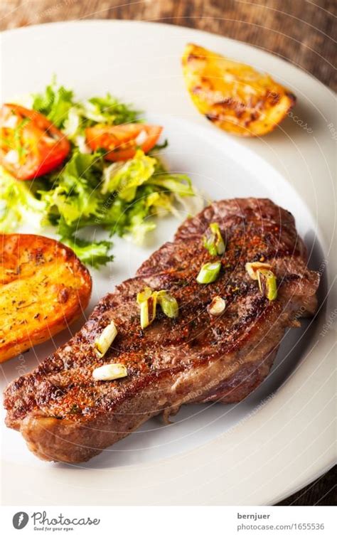 Gegrilltes Steak mit gerösteten Kartoffeln ein lizenzfreies Stock