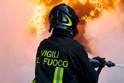 Napoli Incendio In Una Casa Al Vasto Persone Bloccate Sui Balconi