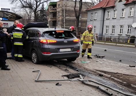 Wypadek na południu Katowic Samochód prawie uderzył w przystanek