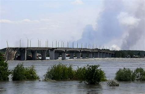 Pueblos evacuados tras destrucción parcial de gran represa en Ucrania