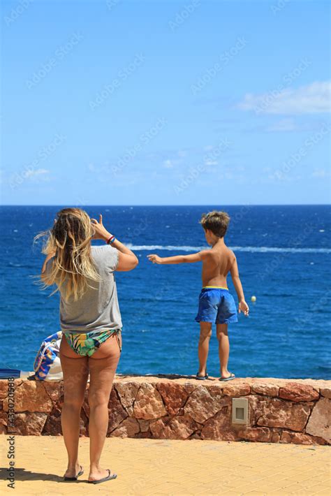 Mujer Rubia En Bikini Sacando Fotografias Con El Movil A Un Ni O Mirando Al Mar M A As