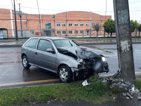 Motorista Cochila Ao Volante E Acerta Poste Na Cic