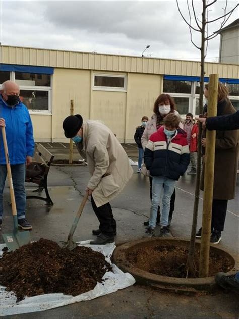 Visite De Michel Peyramaure Pour Ses Ans Ecole L Mentaire Michel