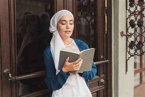 Pelajar Islam Seorang Gadis Muslimah Muda Memakai Tudung Dan Memegang