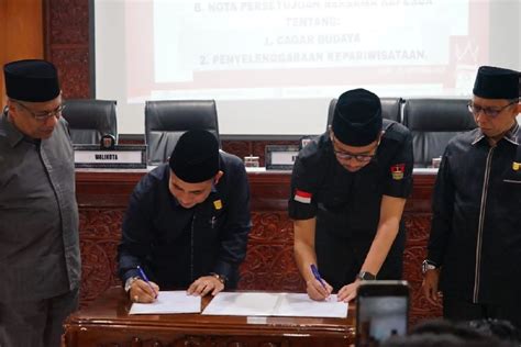 Pemko Bersama DPRD Kota Bukittinggi Setujui Ranperda 2024 Top Sumbar