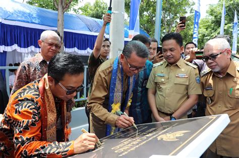 Resmikan Gedung BRI Gubernur Minta BRI Permudah Pinjaman Bagi Nelayan