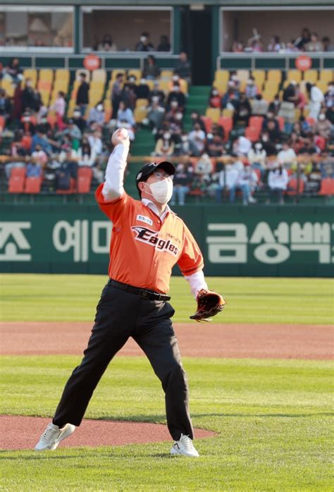 포토뉴스 양승조 충남지사 프로야구 한화 Lg전 시구