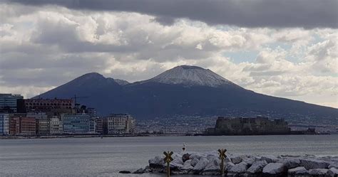 Napoli L Inverno Non Vuole Andar Via Torna La Neve Sul Vesuvio