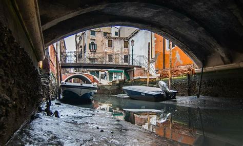 Venice without water: Gondolas helplessly abandoned on dried-up canals ...