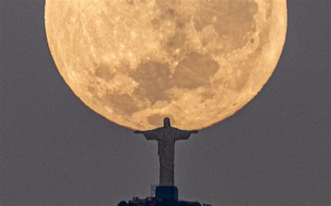 Fot Grafo Registra Momento Exato Em Que A Lua Cheia Fica Sobre Os