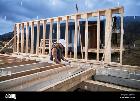 Hombre Trabajador De La Construcci N De La Casa Marco De Madera Sobre