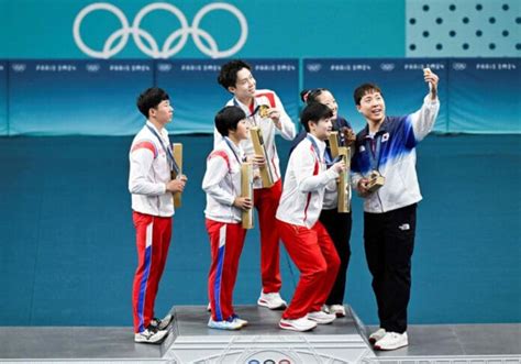 Por Tomarse Una Selfie Con Sus Rivales Surcoreanos Medallistas De