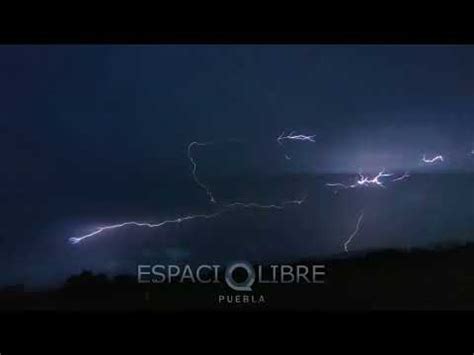 Relámpagos Sorprendente tormenta eléctrica en la autopista Siglo