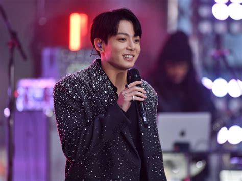 Bts Jung Kook Stuns Fans With Impromptu Times Square Performance