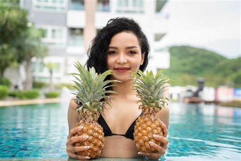 Bikini Mujer Joven Mostrando Pi A Pi A Fruta Mujer Sonriendo Saludable