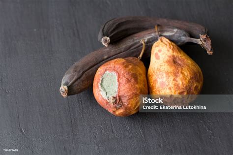 Buah Busuk Manja Busuk Pisang Dan Pir Pisang Hitam Dengan Latar