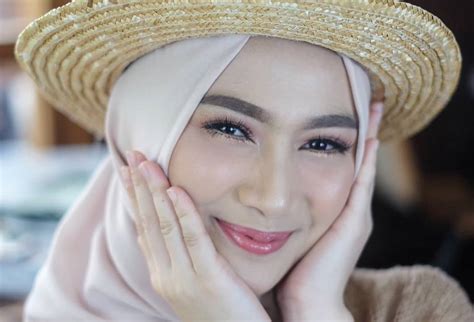 Ini 4 Tampilan Melody Eks JKT48 Pakai Hijab Nude Santun Manis