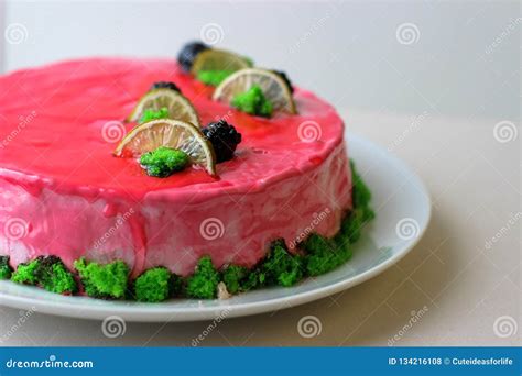 Torta Con Las Fresas Y La Crema Foto De Archivo Imagen De Cena