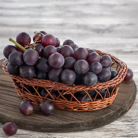 Delicioso Cacho De Frutas De Uvas Em Um Prato Sobre Fundo De Mesa De