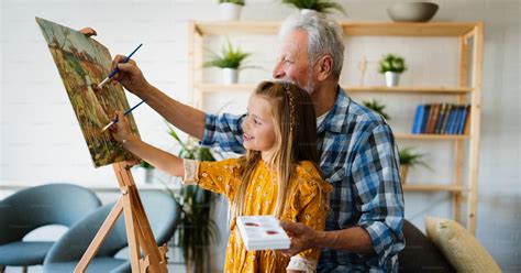 Grand Père Passant Du Temps Heureux Avec Sa Petite Fille Homme âgé