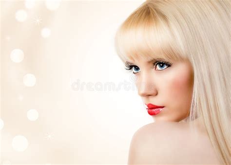 Belle Jeune Femme Blonde Avec Les Languettes Rouges Image stock Image du femelle santé 28179973