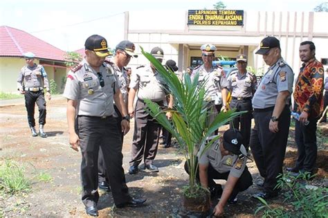 Hijaukan Lingkungan Polres Kepahiang Kapolres Tanam Pohon Durian