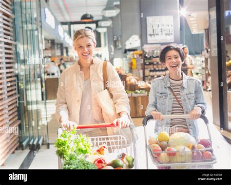 Women Pushing Grocery Carts Hi Res Stock Photography And Images Alamy