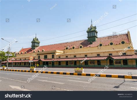 mall road lahore shutterstock