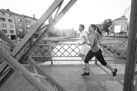 Deportes Urbanos Pareja Joven Sana Corriendo Por El Puente En La