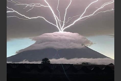 Los otros videos de la caída de rayos en volcán de Agua