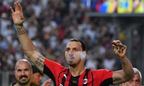 Aksi Tengil Zlatan Ibrahimovic Usai Ac Milan Juara Isap Cerutu Hingga