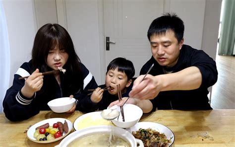 分享我家的午餐：鱼头豆腐汤、春季什锦小炒、蒸鸡蛋 美食强 美食强 哔哩哔哩视频