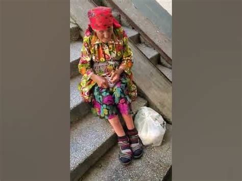 советская бабушка просит милостыню в России - YouTube