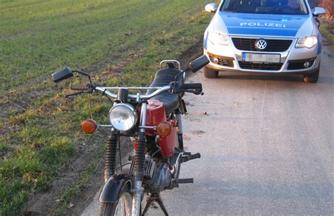 J Hriger Fl Chtet Mit Frisiertem Moped Vor Der Polizei In