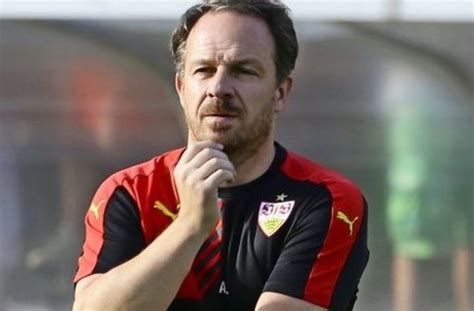 Vfb Trainer Alexander Zorniger In Seiner Typischen Beobachtungs Pose