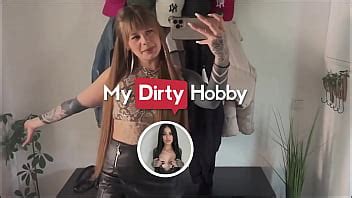 Hermosa morena chupa la polla de un extraño en un baño público My Dirty Hobby XVIDEOS