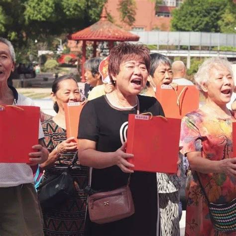 情暖中秋！麦洛菲月饼携手城北街道办走进31个社区，让爱流淌！老年人